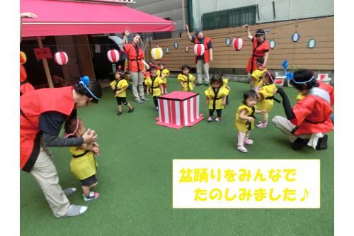園庭に出ると真ん中に<br><span style='color:#ff007f;'>やぐら</span>が登場!<br><br>みんなで<span style='color:#ff7f00;'>盆踊り</span>を<br>踊りました<span style='color:#00ffff;'>♪</span>