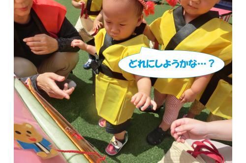 園庭にはほかにも<span style='color:#ff007f;'>あそびのコーナー</span>が<br>たくさん!<br><br>千本引きでは選ぶところがたくさんあり<br><span style='color:#ff7f00;'>「どれがいいかなぁ~」</span>と<br>悩む様子が!<br>