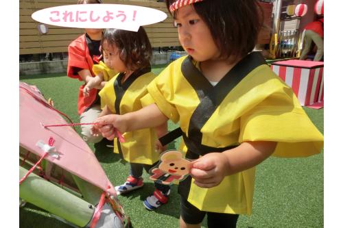 <span style='color:#ff007f;'>「これ!」</span>と選んだものは<br><span style='color:#007fff;'>ラムネ</span>や<span style='color:#7f00ff;'>水鉄砲</span><br><span style='color:#ff7f00;'>何度も使える水風船</span>などが!<br><br><span style='color:#ff00ff;'>「やったー!」</span>と<br>みんなが喜んでいましたよ<span style='color:#ffff00;'>★</span>