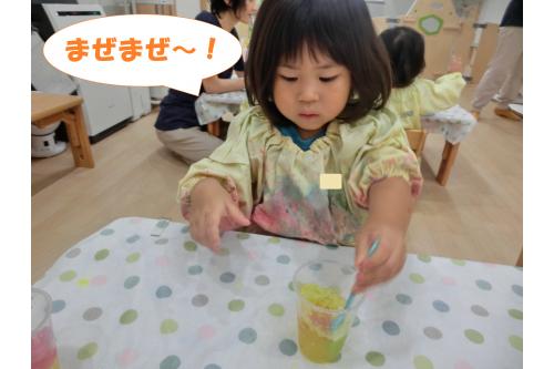 うさぎチームは<br><span style='color:#ff007f;'>寒天あそび</span>からスタート!<br>色によって柔らかさが違うことに気づいて<br><span style='color:#ff7f00;'>「これはプルプル!」</span><br><span style='color:#00ff00;'>「こっちは硬い!」</span><br>など<span style='color:#0000ff;'>スプーンですくったり</span>手で触って<br>楽しんでいましたよ<span style='color:#00ffff;'>(^^♪</span>