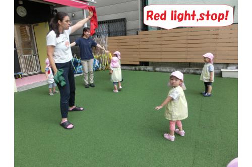 <span style='color:#ff0000;'>「Red light,stop!」</span>では<br>両手を横に広げて<br><span style='color:#ff7f00;'>Stop</span>のポーズ!<br><br>大きくポーズを取って<br>Stopできるようになりました<span style='color:#ffff00;'>★</span>