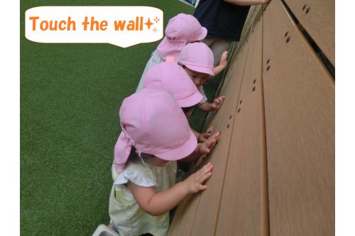 <span style='color:#ff00ff;'>「Touch the wall!」</span><br>という声掛けで壁へ走っていき<br><span style='color:#ff7f00;'>上手にタッチ!</span><br>英語での指示も<br><span style='color:#7f00ff;'>しっかり理解できるように</span>なっています<span style='color:#00ffff;'>(^^♪</span>