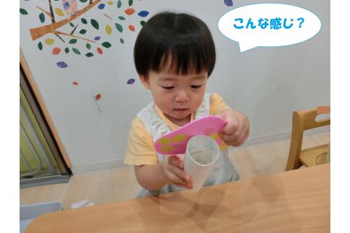 傘の部分が完成すると<br><span style='color:#ff7f00;'>「こうするんでしょ？」</span>と<br>いしづきの部分をあててみて<br>完成図をイメージ。<br><br><span style='color:#7f00ff;'>「いい感じ～♪」</span>と<br>満足の様子でした<span style='color:#00ffff;'>(^^♪</span>