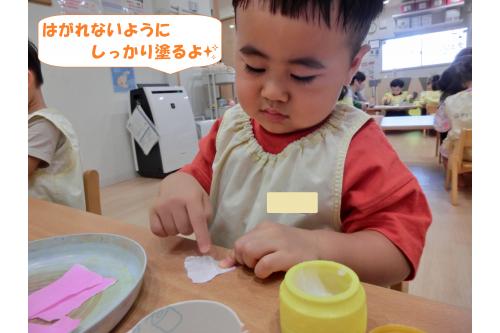 糊で上手に貼り付け！<br><br>糊を指に取る量が難しく<br><span style='color:#00ff00;'>「これ多い？」</span><span style='color:#ff007f;'>「あれ？つかない！」</span><br>と苦戦していましたが<br>なんとか全員<span style='color:#7f00ff;'>やり遂げる</span>ことが<br>できました<span style='color:#00ffff;'>♪</span>