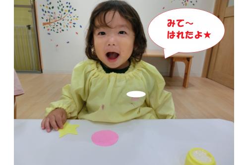 <span style='color:#7abcff;'>のり付け</span>した<span style='color:#ffa54c;'>パーツ</span>が<br>上手に貼れると<br><span style='color:#ff2391;'>満面の笑み</span>で<br>「<span style='color:#28ff93;'>かんせ~い</span><span style='color:#9933ff;'>☆</span>」と<br>見せてくれる<span style='color:#ff5bff;'>可愛い姿</span>も<br>見られましたよ<span style='color:#ff7575;'>(*^^*)</span><br><br>初めて<span style='color:#ff0000;'>挑戦</span>することには<br>いつも<span style='color:#00ff7f;'>ワクワク</span>した様子の<br>子ども達<span style='color:#7affff;'>♪</span><br><br>これからも「<span style='color:#4c4cff;'>やってみたい</span>」気持ちを<br><span style='color:#adff5b;'>大切</span>にしながら色々なことに<br><span style='color:#ff7f00;'>チャレンジ</span>していきたいと思います<span style='color:#ff42ff;'>!!</span><br><br>次回のブログもお楽しみに<span style='color:#ffff00;'>☆</span>