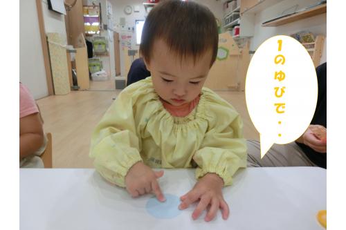 初めての<span style='color:#7abcff;'>のりあそび</span>に<span style='color:#ff8205;'>挑戦</span>しました<span style='color:#ff7070;'>♪</span><br><br>「のりは<span style='color:#75ff75;'>1の指</span>でぬりぬりしてね~」<br>などとお話していると<br>「<span style='color:#60ffff;'>1</span>の指はこう?」<br>「それはな~に<span style='color:#ff4242;'>?</span>」<br>と先生のお話を<span style='color:#ff3d9e;'>ワクワク</span>した様子<br>で聞く<span style='color:#ffb56b;'>りすチーム</span>さん<span style='color:#ffff00;'>♡</span>