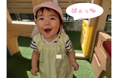 園庭にある<span style='color:#ff7f00;'>ままごとハウス</span>は<br>大人気<span style='color:#ffff00;'>★</span><br><span style='color:#7f00ff;'>お店屋さんごっこ</span>をしたり<br><span style='color:#00ff00;'>いないいないばあっ！</span>をしたり<br>様々なあそびを楽しんでいます<span style='color:#00ff7f;'>(^^♪</span>