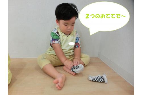 自分で<span style='color:#ff3d3d;'>やりたい</span>という気持ちが<br>芽生えてきている<span style='color:#ff8c19;'>りすチーム</span>さん<span style='color:#bcff7a;'>♪</span><br><br><span style='color:#ba75ff;'>靴下の着脱</span>を<span style='color:#66ff66;'>練習中</span>です<span style='color:#ff6666;'>!</span><br><br><span style='color:#7abcff;'>登園</span>時、<span style='color:#ff7aff;'>降園</span>時に毎日<br>練習をしていることもあり<br>脱ぐのは<span style='color:#3333ff;'>一人</span>で上手に<br>できるようになってきています<span style='color:#ffff00;'>☆</span>