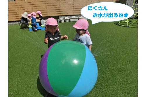 なんと<span style='color:#7f00ff;'>ボールから水</span>が！<br><br>勢いよくでる水に<br>大喜びで触っていましたよ<span style='color:#ff00ff;'>♡</span>