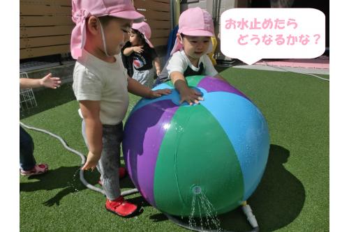 <span style='color:#00ff00;'>お水が出ないように<br>手で抑えてみよう！</span><br>とお友だちと協力して<br>抑えてみたり…<br>