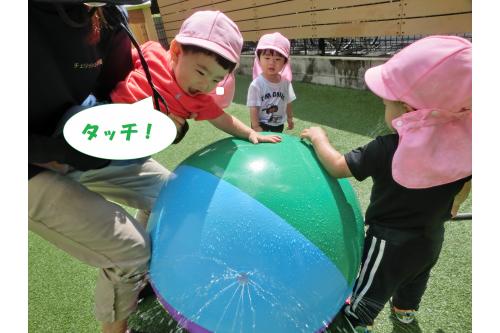 はじめは<span style='color:#ff007f;'>少し怖くて</span>遠くで様子を見ていた子も<br>ほかのお友だちが<br>遊んでいるのをみて<br>手を伸ばしていました<span style='color:#7fff00;'>(^^♪</span><br><span style='color:#ff007f;'>お友だちと一緒ならや</span><br><span style='color:#007fff;'>お友だちがしているなら！</span><br>という刺激をたくさん受けて毎日<br>楽しんでいます<span style='color:#ff00ff;'>♪</span><br>お互いに刺激し合い<br>成長していけたらと思います。<br><br><br>また、次回のブログもお楽しみに<span style='color:#ffff00;'>★</span>