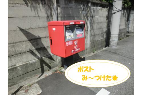 本物の<span style='color:#ff0000;'>ポスト</span>まで!<br><br>先生と手をつないで<br>頑張って<span style='color:#00ff00;'>歩いて</span>行きました<span style='color:#00ffff;'>(^^♪</span>