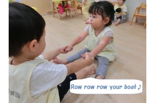 <span style='color:#ff007f;'>「♪Roll roll roll your boat」</span>は<br>二人一組になって遊びます!<br><br>上手に船漕ぎあそびを<br>行っています<span style='color:#ffff00;'>★</span>