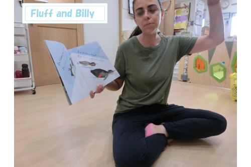 最後は<span style='color:#7f00ff;'>Story time!</span><br><span style='color:#007fff;'>「Fluff and Billy」</span>という絵本を見たのですが<br>ペンギンが遊ぶ様子がたのしくて<br>見ているみんなもニコニコです<span style='color:#7f00ff;'>(^^♪</span><br>1時間あっという間の<br><span style='color:#ff007f;'>English Lesson♪</span>日に日に英語の単語も増えています!<br>ご家庭でもぜひ<br>いろんなお話を聞いてみてくださいね<span style='color:#00ffff;'>(^^♪</span><br>また次回のブログもお楽しみに<span style='color:#ffff00;'>★</span>