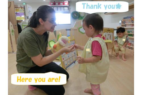 <span style='color:#ff007f;'>ABCgame</span>ではEnglish teacherが<br>指定したAlphabetを見つけて<br><span style='color:#ff7f00;'>Giraffe Doll</span>に食べさせてあげるという<br>ゲームをしました!<br><br>少し迷いながらも<br>しっかりと見つけて<br>嬉しそうに食べさせてくれました<span style='color:#7f00ff;'>(^^♪</span>