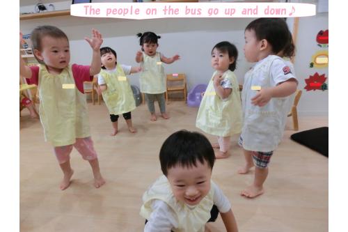 <span style='color:#7f00ff;'>Dance time</span>はみんなが大好きな<br><span style='color:#00ff00;'>「♪Wheels on the Bus」</span>という曲を<br>楽しみます!<br><br>車を運転している気分で<br><span style='color:#ff7f00;'>ノリノリのDance</span>を見せてくれます<span style='color:#ffff00;'>★</span><br><br>Freeplayの時間にも口ずさむほどの<br>お気に入りです♡<br>