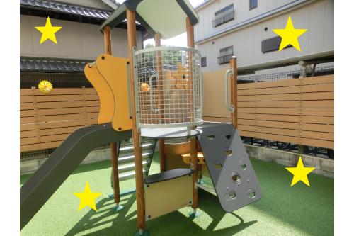 2日間の工事を経て<br>こんなに立派な<span style='color:#ff7f00;'>滑り台</span>が<br>完成しました!<br><br>今回は<span style='color:#7f00ff;'>スウェーデン</span>で<br>約70年の歴史をもつ<br>ヨーロッパ最大の公園施設メーカー<br><span style='color:#007fff;'>HAGS社</span>の滑り台です。<br><br>HAGS社では<br><span style='color:#ff007f;'>よじ登る</span>・<span style='color:#00ff00;'>飛び降りる</span><br><span style='color:#7f00ff;'>ぶら下がる</span>・<span style='color:#0000ff;'>滑るなどの</span>遊び要素をもち<br>自然の中で遊んでいるときの<br>子ども達のあらゆる<span style='color:#ff0000;'>「動き」</span>を再現します。<br>限られたスペースに<br><span style='color:#0000ff;'>本物のチャレンジ(挑戦の要素)</span>が<br>叶う遊具になっています<span style='color:#ffff00;'>★</span>