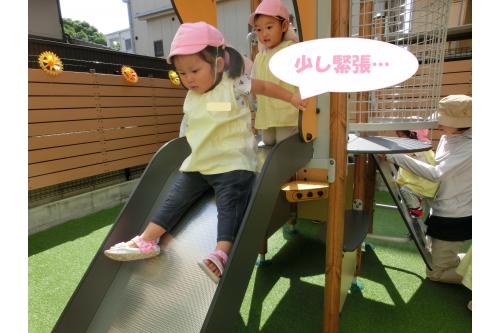 滑り台は<span style='color:#7f00ff;'>少し高さ</span>があり<br>初めは緊張した面持ちでしたが<br>実際に滑ってみると<br><span style='color:#ff007f;'>「たのしい~!」</span>と大興奮!<br>