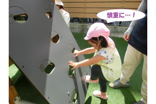 滑り台の登り口は<br><span style='color:#ff7f00;'>足をひっかけて</span>登るとこと<br><span style='color:#7f00ff;'>階段</span>の2つ!<br><br>先生の手を借りることもなく<br><span style='color:#ff7f00;'>どんどん登っていく</span>姿が<br>頼もしいです<span style='color:#ffff00;'>★</span>