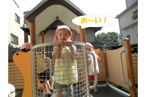 滑り台の上から<span style='color:#00ff00;'>「お~い!」</span>と<br><span style='color:#7f00ff;'>手を振って</span>アピールしてくれました<span style='color:#00ff7f;'>♪</span>