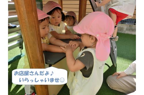 下側には<span style='color:#ff8205;'>カウンター</span>や<span style='color:#ff007f;'>コンロ</span>もあり<br>お店屋さんごっこも!<br><br><span style='color:#007fff;'>いらっしゃいませ~</span>と<br>大きな声が響いていますよ<span style='color:#ff0000;'>♡</span><br>滑るだけでなく<br><span style='color:#00ff00;'>ごっこあそび</span>や<br><span style='color:#ff007f;'>新しい挑戦</span>までできる<br>今回の遊具!<br><br><span style='color:#007fff;'>年齢に合わせて</span>様々な<br>あそびを楽しめたらと思います<span style='color:#00ff7f;'>(^^♪</span><br>また、次回のブログもお楽しみに<span style='color:#ffff00;'>★</span>