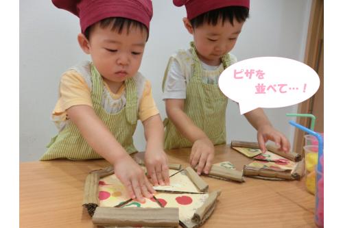 <span style='color:#ff00ff;'>ピザ屋さん</span>開店前に<br>まずは準備!<br><br>ピザを組み合わせて<br>丸くして準備完了<span style='color:#ffff00;'>★</span>