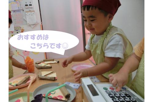<span style='color:#7f00ff;'>お皿に盛りつけ</span>て<br>おすすめを紹介したり!<br><br>実際のお店屋さんに<br>なりきっていましたよ<span style='color:#00ff00;'>(^^♪</span>