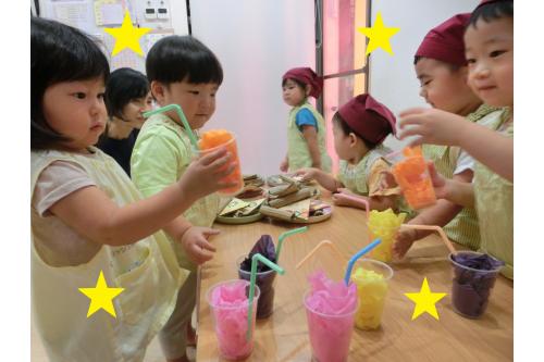 途中で<span style='color:#ff007f;'>りすチーム(1歳児)</span>も<br>遊びに来てくれました!<br><br><span style='color:#00ff00;'>「おいしいピザですよ~!」</span>と<br>呼び込みもバッチリでした<span style='color:#00ff7f;'>(^^♪</span><br><span style='color:#007fff;'>お父さん</span>、<span style='color:#ff00ff;'>お母さん</span>との<br><br>買い物の様子をしっかりと<br>見ていて<span style='color:#ff007f;'>たくさん真似</span>も<br>していた子ども達♪<br><br>普段なかなかできない<br><span style='color:#ff7f00;'>お店屋さん</span>も楽しめて<br>大満足でした!<br><br>次回のブログもお楽しみに<span style='color:#ffff00;'>★</span>