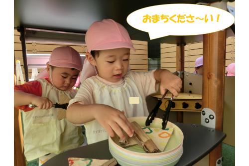園庭でのごっこ遊びも<br>いつもと<span style='color:#ff0000;'>雰囲気が違って</span><br>たのしい様子<span style='color:#00ffff;'>(^^♪</span><br><span style='color:#7f00ff;'>うさぎチーム(２歳児)</span>が作ってくれた<br>ピザを使ってピザ屋さん！<br>