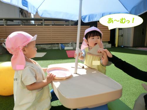 大きなお口をあけて<br><span style='color:#ff7f00;'>「あーんっ！」</span><br>おいしいねと<span style='color:#ff007f;'>にこにこ笑顔</span>も<br>たくさん見られました<span style='color:#00ff7f;'>♪</span>