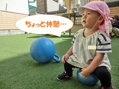 <span style='color:#00ff00;'>ちょっと休憩…</span>と<br>思わずこんな姿も！<br><br><span style='color:#7f00ff;'>お友だちが遊んでいる</span>様子を<br>見れているだけで<br>楽しさ満点でした<span style='color:#007fff;'>(^^♪</span><br>遊び方も少しずつ<br>変わってきており<br><span style='color:#ff7f00;'>日々成長</span>を感じます<span style='color:#ff00ff;'>♪</span><br>ブログでも引き続き<br><span style='color:#0000ff;'>子ども達の成長</span>を<br>お伝えできたらと思います！<br><br>また、次回のブログもお楽しみに<span style='color:#ffff00;'>★</span>