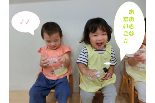 さっそく、<span style='color:#ffa851;'>自分で作った</span>楽器を<br>使って<span style='color:#ff3d3d;'>楽器遊びタイム</span><span style='color:#ff389b;'>!!</span><br><br>「<span style='color:#42a0ff;'>おおきなたいこ</span>」の歌に合わせて<br><span style='color:#b770ff;'>強弱</span>をつけながら音を鳴らしたり<br><span style='color:#7fff00;'>肩</span>、<span style='color:#00ff00;'>お腹</span>、<span style='color:#00ff7f;'>足</span>、いろいろな場所を<br>使って<span style='color:#75ffff;'>音の変化</span>を楽しんでいましたよ<span style='color:#ffff00;'>♪</span><br><br>これからも<span style='color:#7a7aff;'>様々な楽器</span>や<span style='color:#7a7aff;'>歌</span>などの<br><span style='color:#ff389b;'>音楽に触れ</span>、子ども達と一緒に<br>楽しんでいきたいと思います<span style='color:#ff0f0f;'>♡</span><br><br>次回のブログもお楽しみに<span style='color:#ffff00;'>☆</span>