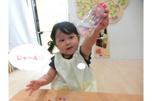 たくさんの<span style='color:#7575ff;'>ビーズ</span>を入れると<br>「<span style='color:#ffb770;'>みて~キラキラだね</span>」<br>と<span style='color:#ff4cff;'>嬉しそう</span>に見せてくれました<span style='color:#ff007f;'>♡</span><br><br><span style='color:#75ffba;'>音が鳴るか</span>を<span style='color:#baff75;'>フリフリ</span>して<br><span style='color:#75baff;'>確認する姿</span>も見られましたよ<span style='color:#ba75ff;'>(*^^*)</span><br><br>最後は、ボトルの周りに<br><span style='color:#7affff;'>シール</span>を貼って<span style='color:#ffba75;'>デコレーション</span>✨<br>