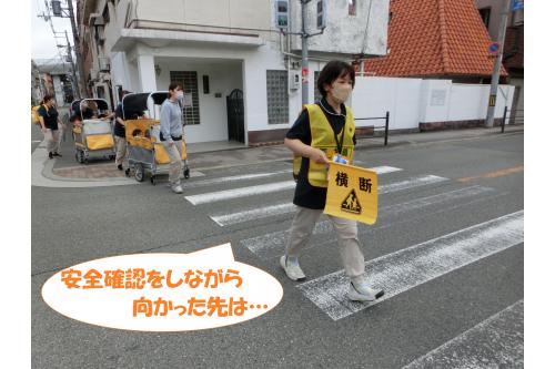 病院までは散歩車に乗って<br>向かいました!<br><br><span style='color:#ff007f;'>信号をしっかり守り</span><br>安全に向かうことが<br>できましたよ<span style='color:#7f00ff;'>(^^♪</span>