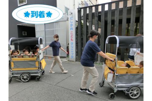 病院に到着しました!<br><br>慣れない場所に<br><span style='color:#0000ff;'>少し緊張</span>した様子…<br>