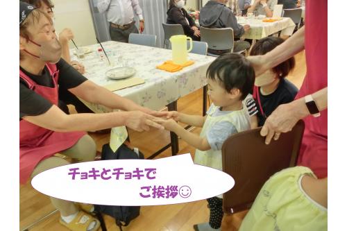 手と手を取り合い<br>楽しむ様子に周りも<br>たくさんの笑顔が<span style='color:#ff007f;'>(^^♪</span><br><span style='color:#007fff;'>「元気な姿にこちらも元気をもらいました!」</span><br>と言っていただけてうれしかったです<span style='color:#ff00ff;'>♡</span>