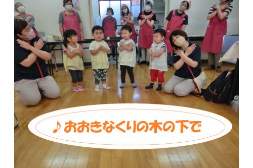 最後は<span style='color:#00ff00;'>「おおきなくりの木の下で」</span><br>知っている曲なので<br>みなさんにも<span style='color:#00ff00;'>歌って</span>いただきました!<br><br>帰り道でも<br><span style='color:#ff7f00;'>「また遊びに行こうね♪」</span>と<br><br>言っていた子ども達!<br><br><span style='color:#ff007f;'>地域の方との交流</span>を通して<br>優しい気持ちをたくさん<br>育んでいけたらと思います<span style='color:#ff0000;'>♡</span><br>また、次回のブログもお楽しみに<span style='color:#ffff00;'>★</span>