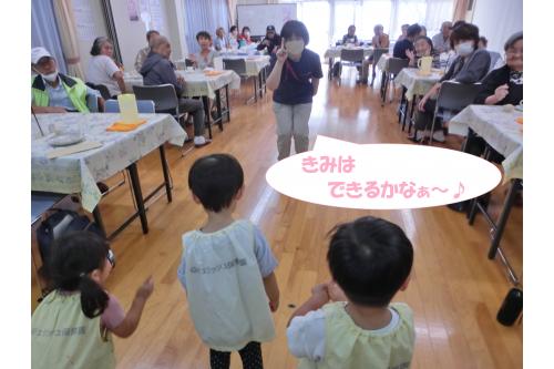 まずはみんなが大好きな<br><span style='color:#00ff00;'>「♪できるかな」</span>の<br>体操を披露しました!<br><br><br>たくさんの方の前に<br>立つのは<span style='color:#7f00ff;'>少し緊張</span>した<br>様子でしたが…<br>