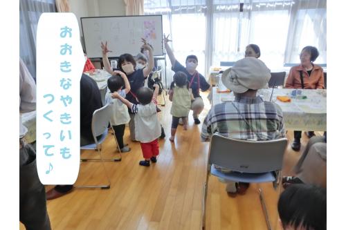 <span style='color:#0000ff;'>どんなお芋を焼こうかなぁ?</span>と<br>みんなで考えました<span style='color:#ffff00;'>★</span>