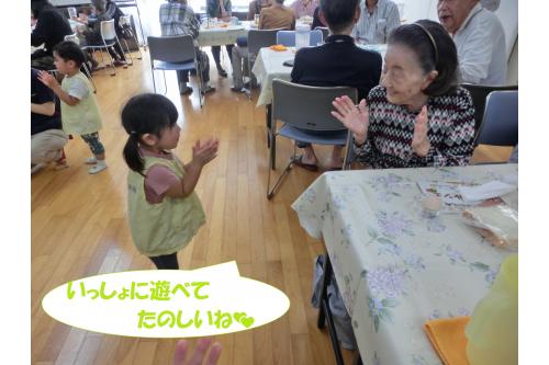 <span style='color:#7f00ff;'>目線を合わせていただいて</span><br>遊べたのがとっても嬉しくて<br>子ども達もみんなニコニコ<span style='color:#00ffff;'>(^^♪</span>