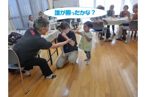 最近じゃんけんが<br>たのしい子ども達は<br><span style='color:#7f00ff;'>「どっちが勝ち~?」</span>と<br>勝ち負けにも興味津々!<br>