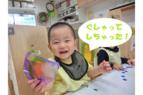 <span style='color:#7affff;'>ホワイトボード</span>に貼ったり、<span style='color:#ff7abc;'>カラーセロハン</span>に貼ったり…。<br><br><span style='color:#00ff7f;'>貼るもの</span>によって上手に貼れたり、難しかったりするので<br><span style='color:#ff962d;'>シール</span>が丸まってしまうこともありましたが<br>「なおして~<span style='color:#ff0000;'>!</span>」と<span style='color:#ff9933;'>シール</span>を渡してくれたり、そのまま貼って<br>楽しんでいました<span style='color:#ff7abc;'>(*´ω`*)</span><br><br>いろいろな<span style='color:#bc7aff;'>素材</span>に触れることが<span style='color:#ff7aff;'>大好き</span>な子どもたちなので<br><span style='color:#ff7f00;'>季節</span>ならではの<span style='color:#00ff00;'>素材</span>にも触れて遊んでみたいと思います<span style='color:#7abcff;'>♫</span><br><br>次回のブログもお楽しみに<span style='color:#ffff00;'>★</span>