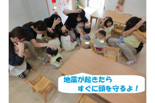 <span style='color:#ff7f00;'>「地震です」</span>という声で<br>素早く集まりしっかりと<span style='color:#ff007f;'>頭を<br>守る</span>ことができました!<br>