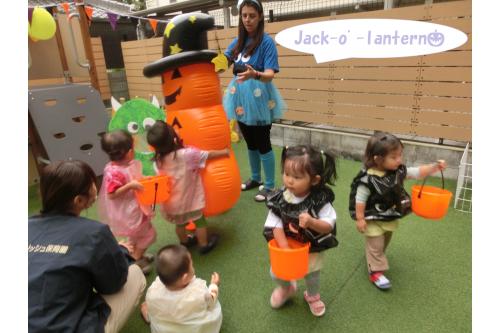 最後は大きな<span style='color:#ff7f00;'>Jack o lantern</span><br>にみんなで<span style='color:#ff007f;'>Hug♡</span><br>とってもたのしい<br><span style='color:#7f00ff;'>Halloween lesson</span>でした<span style='color:#00ffff;'>(^^♪</span><br>また、次回のブログもお楽しみに<span style='color:#ffff00;'>★</span>