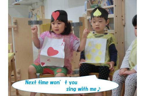 子ども達も<span style='color:#ff007f;'>真似して</span>上手に歌うことが<br>できていました<span style='color:#ff0000;'>♡</span><br><span style='color:#ff7f00;'>「Halloweenたのしい!」</span>と<br>何度も聞こえてきましたよ<span style='color:#00ff7f;'>♪</span>