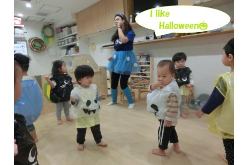 <span style='color:#ff007f;'>Dance Time</span>はみんながだいすきな<br><span style='color:#ff7f00;'>「Halloween Stomp」</span><br><span style='color:#7f00ff;'>「I like halloween♪」</span>と<br>歌いながら<span style='color:#0000ff;'>Dance</span>をたのしみました!<br><br><span style='color:#007fff;'>「Laugh like a Vampire,laugh!」</span>が<br>お気に入りで<span style='color:#7f00ff;'>Vampire</span>になりきって<br>高笑いを披露してくれています<span style='color:#00ffff;'>♪</span>