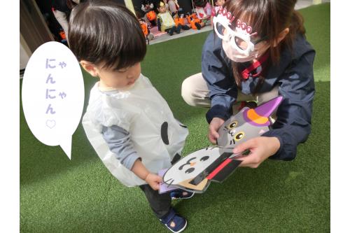 カードを１枚選んだら<br>カードと<span style='color:#7a7aff;'>同じキャラクター</span><br><span style='color:#ffff7a;'>おばけ</span>・黒猫・<span style='color:#ff9328;'>ジャックオランタン</span>を<br>探しに行きます<span style='color:#ff51ff;'>！</span>