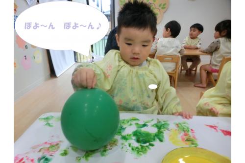 <span style='color:#51ffff;'>風船遊び</span>が大好きなりすチームさんは<br>風船が出てくると<br>「<span style='color:#ff5656;'>うわ~</span>」と<br>今から何をするのかな?と<br><span style='color:#ff198c;'>ワクワクの様子</span><span style='color:#ffff00;'>☆</span><br><br>風船に<span style='color:#ba75ff;'>絵の具</span>をつけて<br>大きな模造紙の上に<br><span style='color:#b5ff6b;'>トントントン</span><span style='color:#23ff23;'>!</span><br><br>風船を<br><span style='color:#56aaff;'>ぼよ~ん</span>と跳ねさせたり<br><span style='color:#7575ff;'>くるくる</span>と回したりと<br><span style='color:#ff60ff;'>色々な塗り方</span>を楽んでいました<span style='color:#ff2323;'>♡</span>