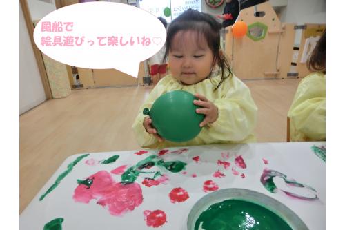 「<span style='color:#ff6bff;'>せんせいみて~</span>」<br>「<span style='color:#ff9328;'>ちょうちょうかいたよ</span>」<br>「<span style='color:#70b7ff;'>まる</span>」<br>と言って<br>風船が<span style='color:#a54cff;'>割れないよう</span>優しく扱いながら<br><span style='color:#ff3d9e;'>可愛い絵</span>をたくさん描いていました✨<br>