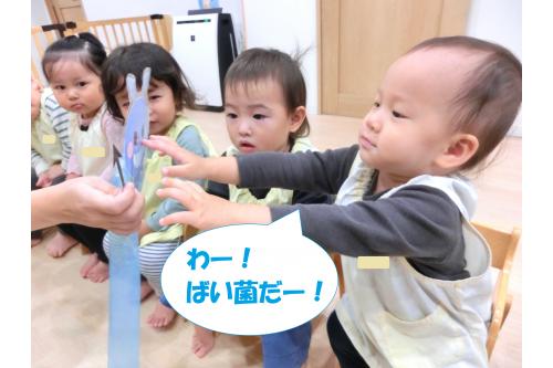 <span style='color:#ffa042;'>咳エチケット</span>をしなかったら<br>飛沫は<span style='color:#42ffa0;'>２～３メートル</span>飛ぶそうです。<br>